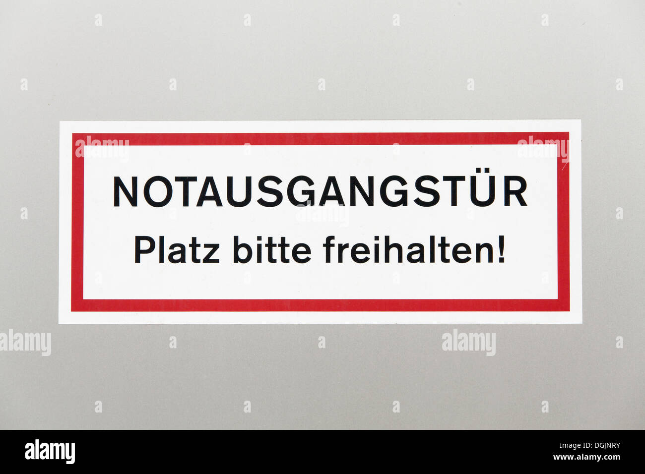 Signer, 'Notausgangstür, Platz bitte freihalten !', l'allemand pour 'porte de sortie de secours s'il vous plaît garder gratuitement !', Berlin, Berlin, Allemagne Banque D'Images