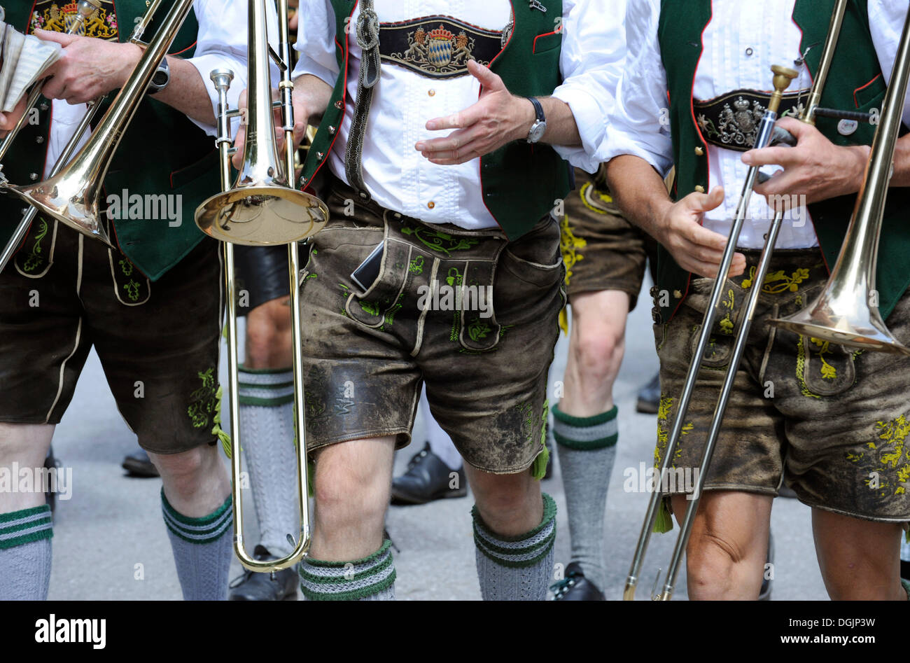 Détail de trois musiciens traditionnels en lederhosen, cuir pantalon court, Haute-Bavière, Bavière Banque D'Images
