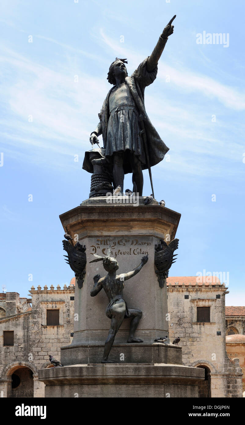 Plaza Place Colon avec Statue de Columbus et de la cathédrale, Santo Domingo, République dominicaine, Caraïbes Banque D'Images
