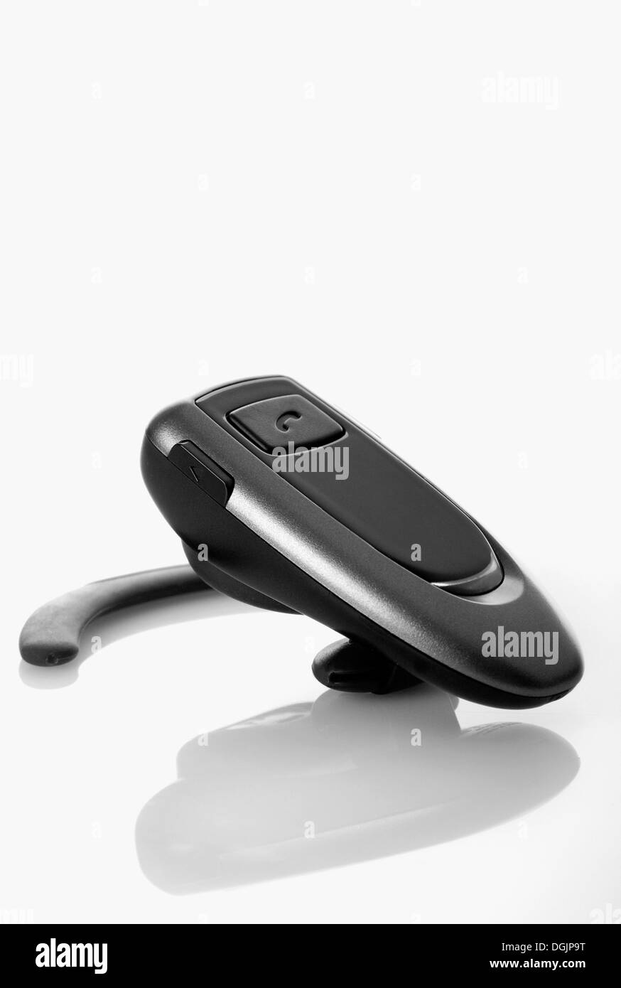 Écouteur sans fil Bluetooth sur fond blanc Banque D'Images