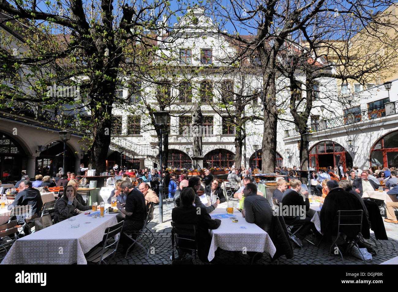 Café en plein air dans la cour intérieure de l'Hofbraeuhaus à Munich, Bavière Banque D'Images