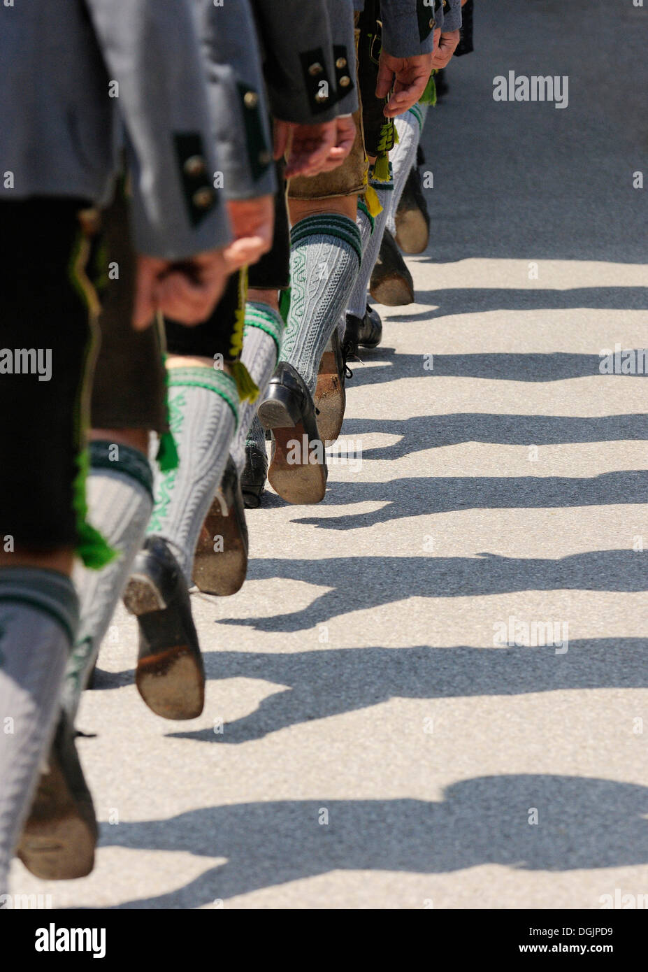 Trachtler portant des costumes traditionnels marchant au pas, détail de jambes, Loisachgau Trachtenfest festival folklore, Neufahrn Banque D'Images
