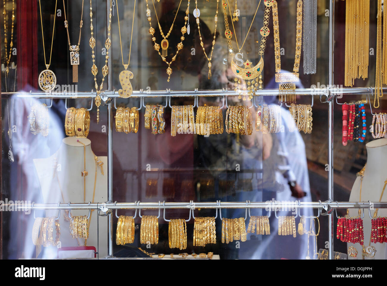 Bijoux en or dans la fenêtre d'un bijoutier, Souq al souq Waqif, le plus  vieux bazar ou dans le pays, Doha, Qatar, Péninsule Arabique Photo Stock -  Alamy