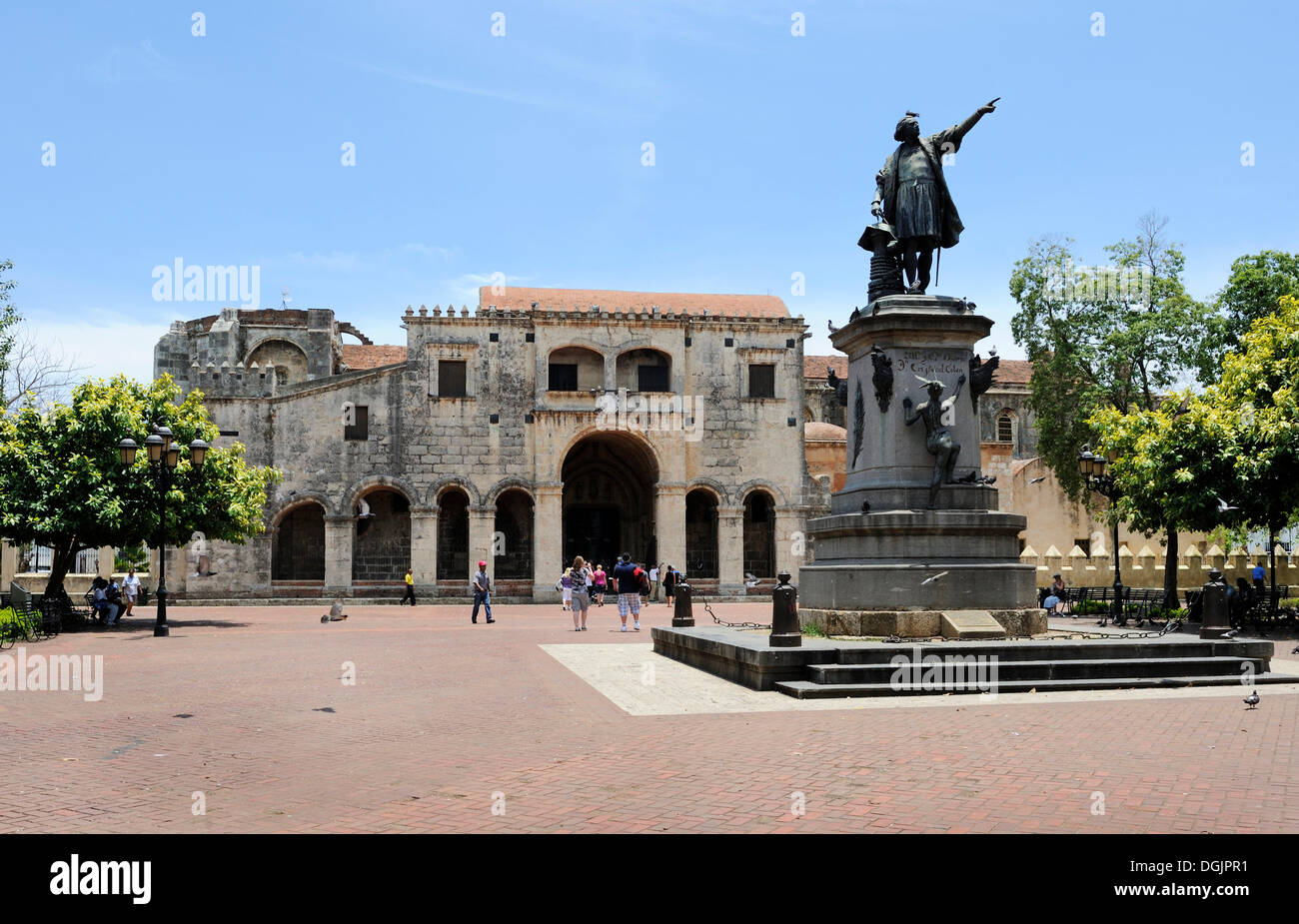 Plaza Place Colon avec Statue de Columbus et de la cathédrale Santa Maria la Menor, la plus ancienne cathédrale du Nouveau Monde, 1532 Banque D'Images