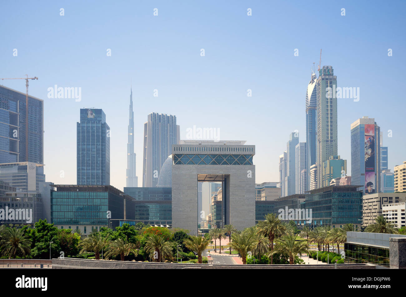 Vue sur les immeubles de grande hauteur dans le quartier CBD financière de Dubaï Émirats Arabes Unis Banque D'Images