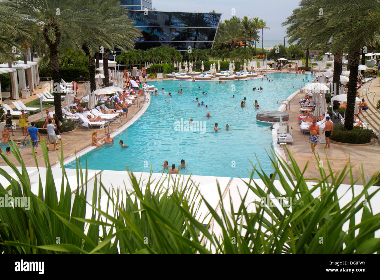 Miami Beach Florida,Collins Avenue,Fontainebleau,Miami Beach,hôtel hôtels motels inn motel,piscine, clients,baigneurs de soleil,visiteurs trave Banque D'Images