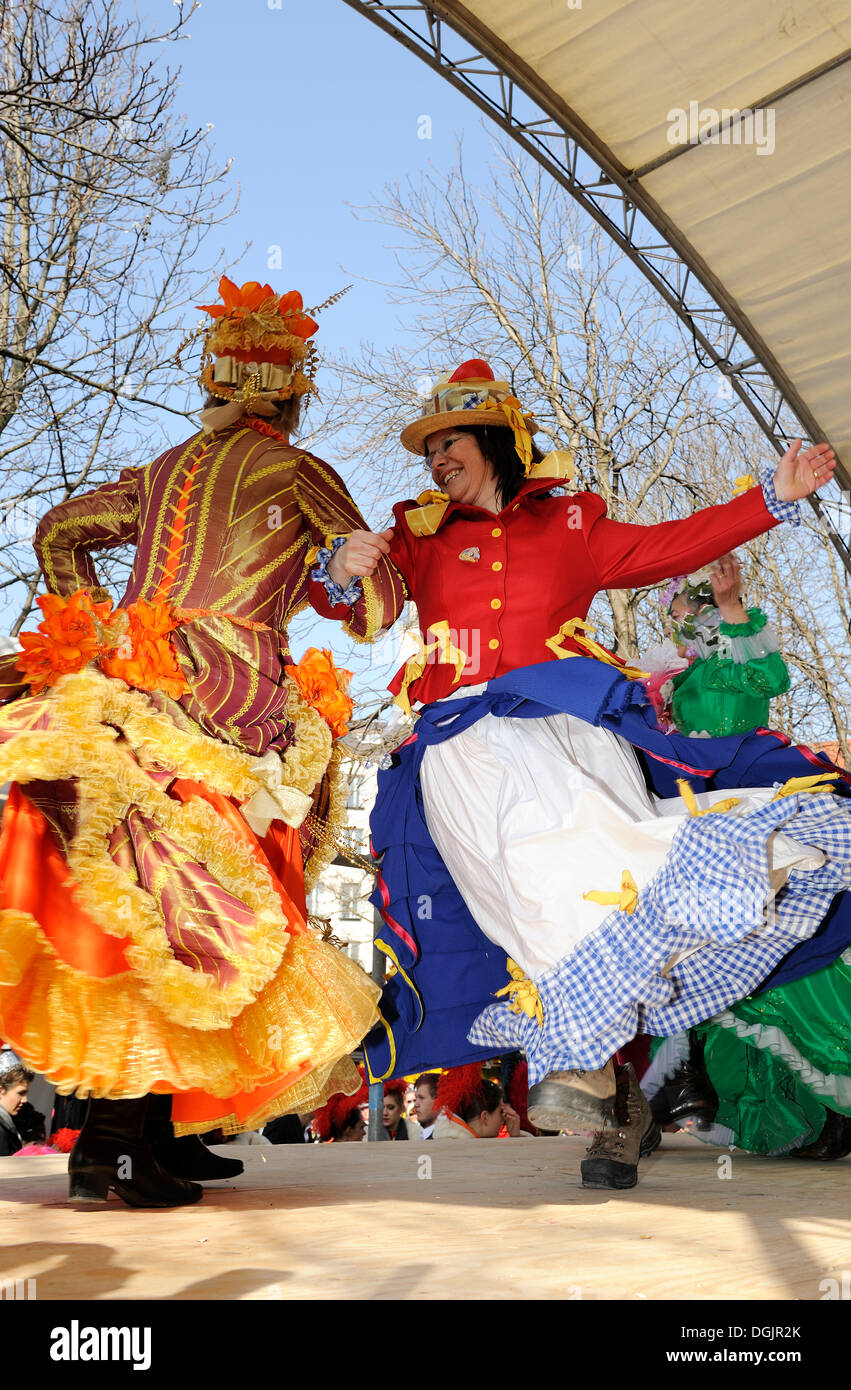 Danse traditionnelle des femmes du marché sur le Mardi Gras, le Marché Viktualienmarkt, Munich, Haute-Bavière, Bavaria, PublicGround Banque D'Images