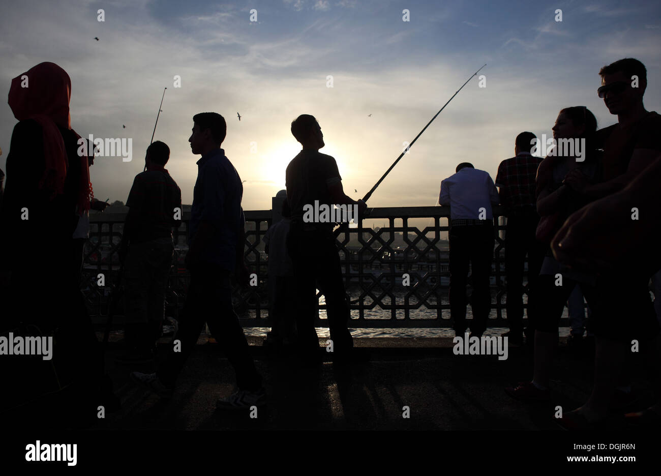 Istanbul, Turquie, les pêcheurs sur le pont de Galata à rétro-éclairage Banque D'Images