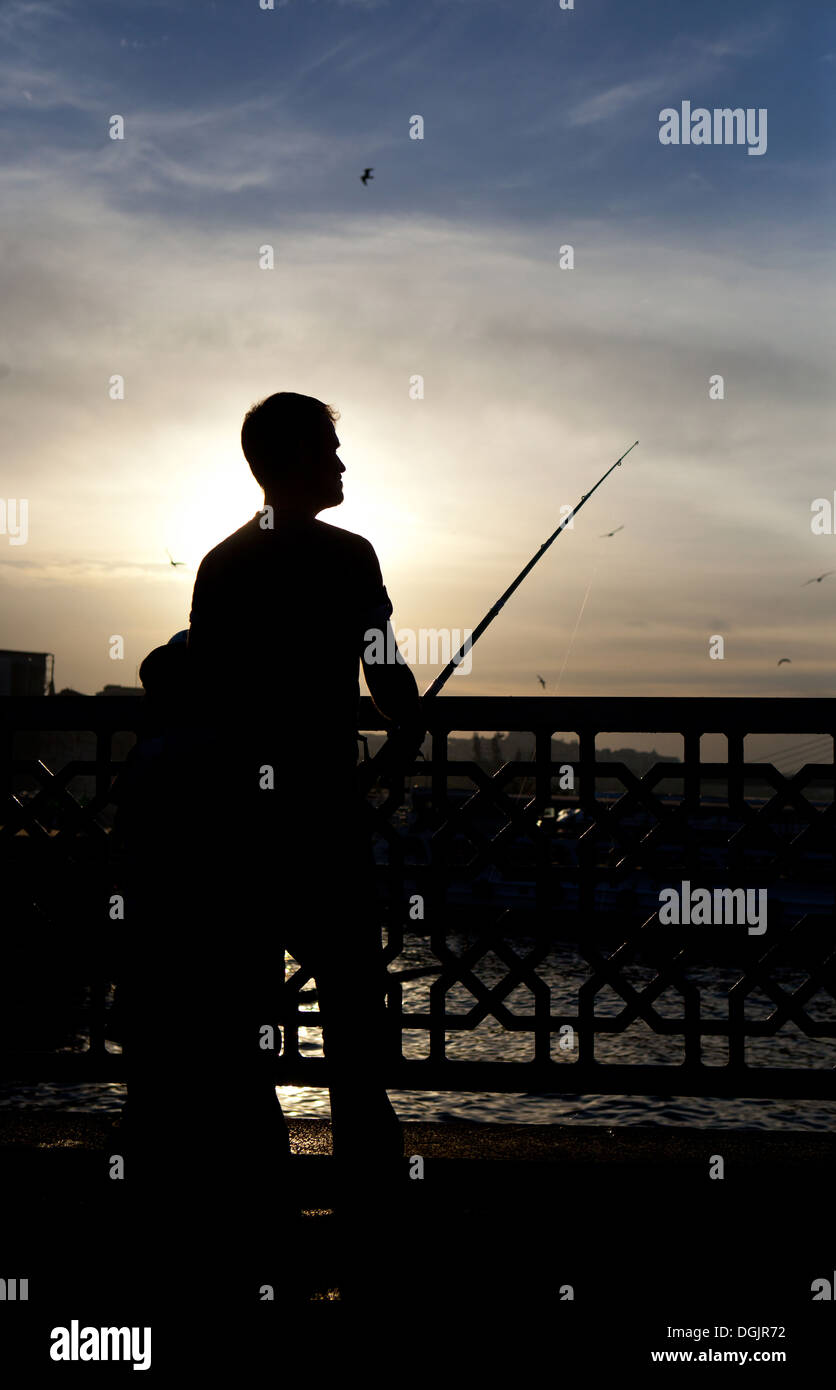 Istanbul, Turquie, les pêcheurs sur le pont de Galata à rétro-éclairage Banque D'Images