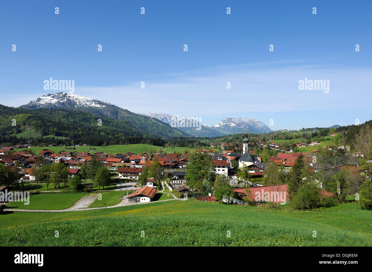 Reit im Winkl avec Unterberg, montagnes Wilder Kaiser et Montagnes Zahmer Kaiser, Chiemgau, Haute-Bavière, Bavière Banque D'Images