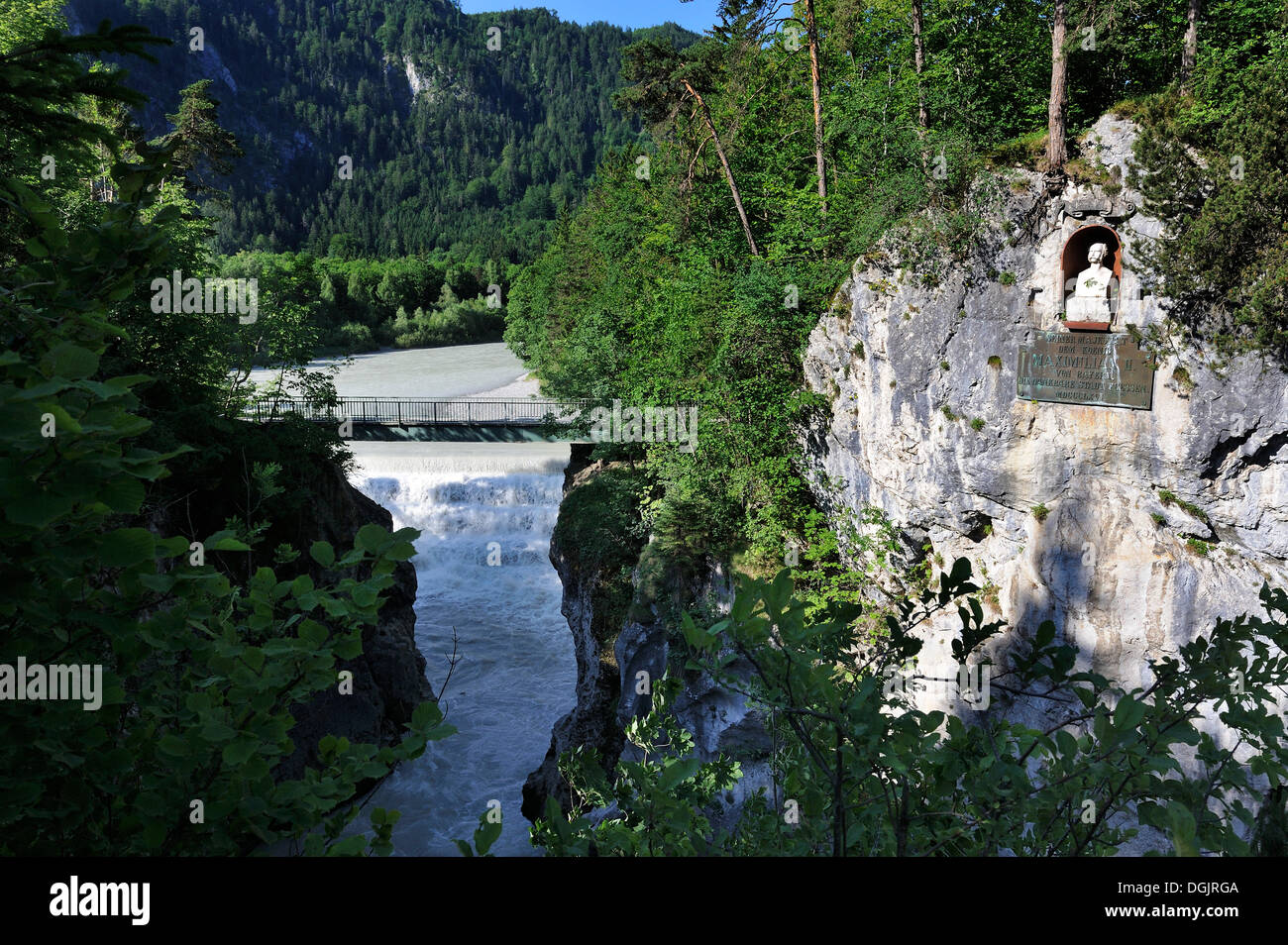 Lech Lech River Falls, près de Fussen, buste du roi Maximilien II de Bavière, Ostallgaeu, souabe, Allgaeu, Bavaria, PublicGround Banque D'Images