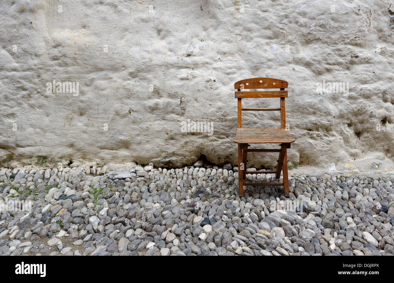 Vieille chaise pliante devant un mur, Rhodes, Grèce, Europe Banque D'Images