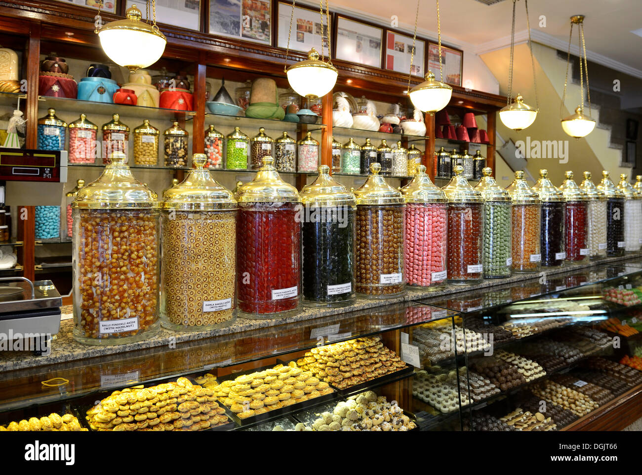 Comptoir des ventes avec des bonbons et des pâtisseries, confiseries, Kadiköy, Istanbul, rive asiatique, Istanbul, Turquie Province Banque D'Images