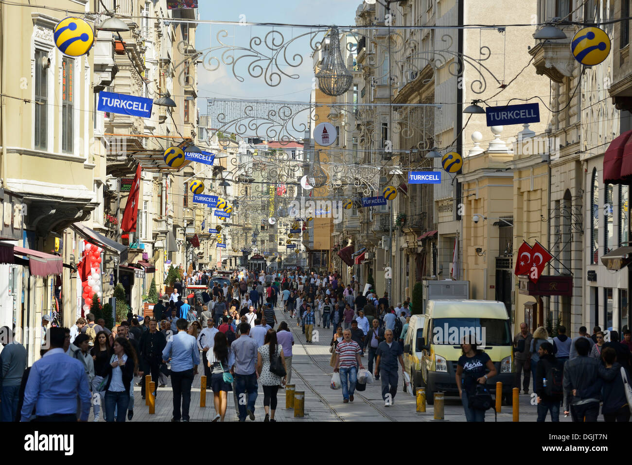 Rue commerçante d'Istiklal Caddesi ou la rue Istiklal, Beyoğlu, Istanbul, côté européen, Istanbul, Turquie Province Banque D'Images