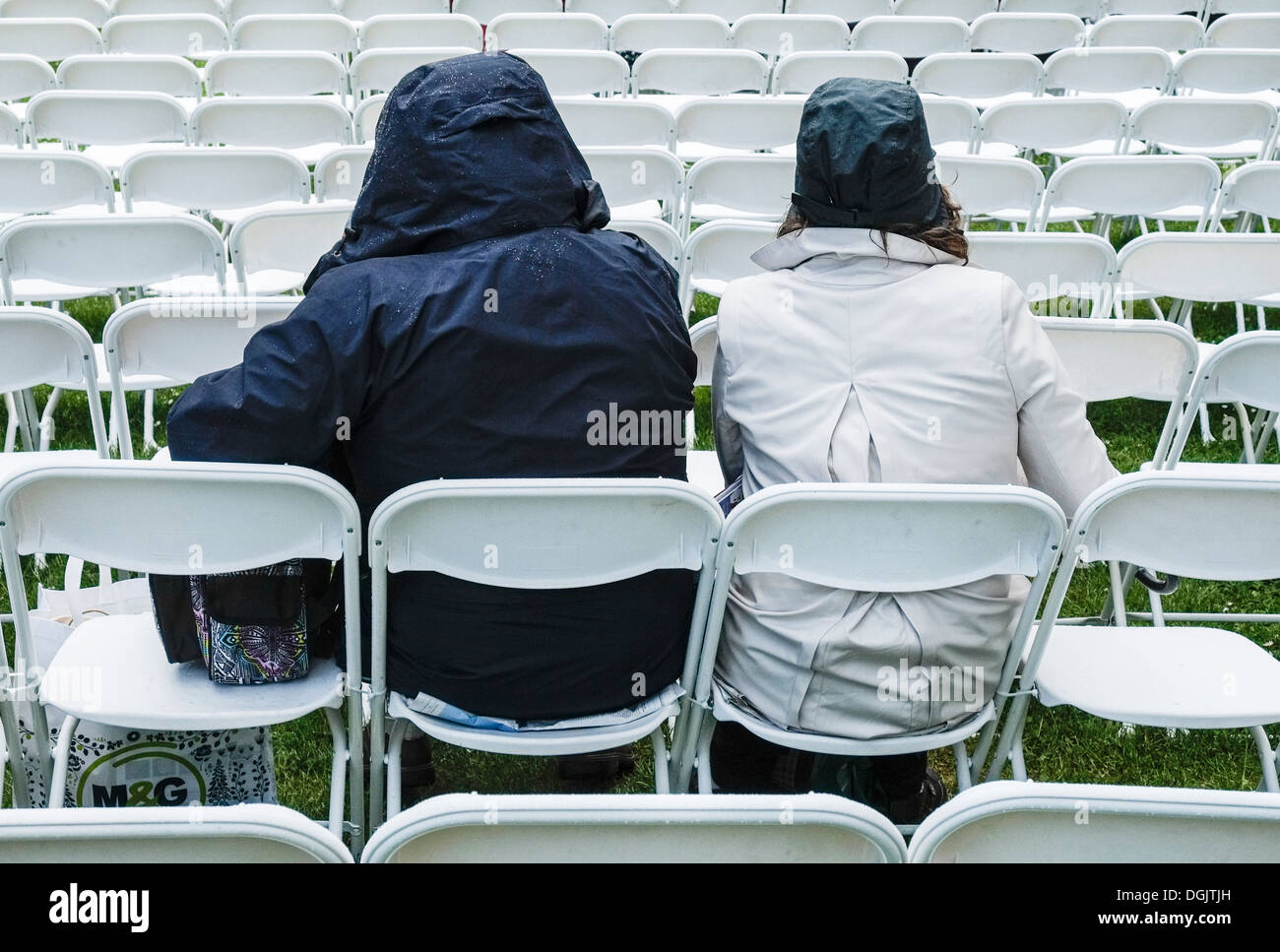 Deux personnes préparé pour la pluie au Chelsea Flower Show. Banque D'Images