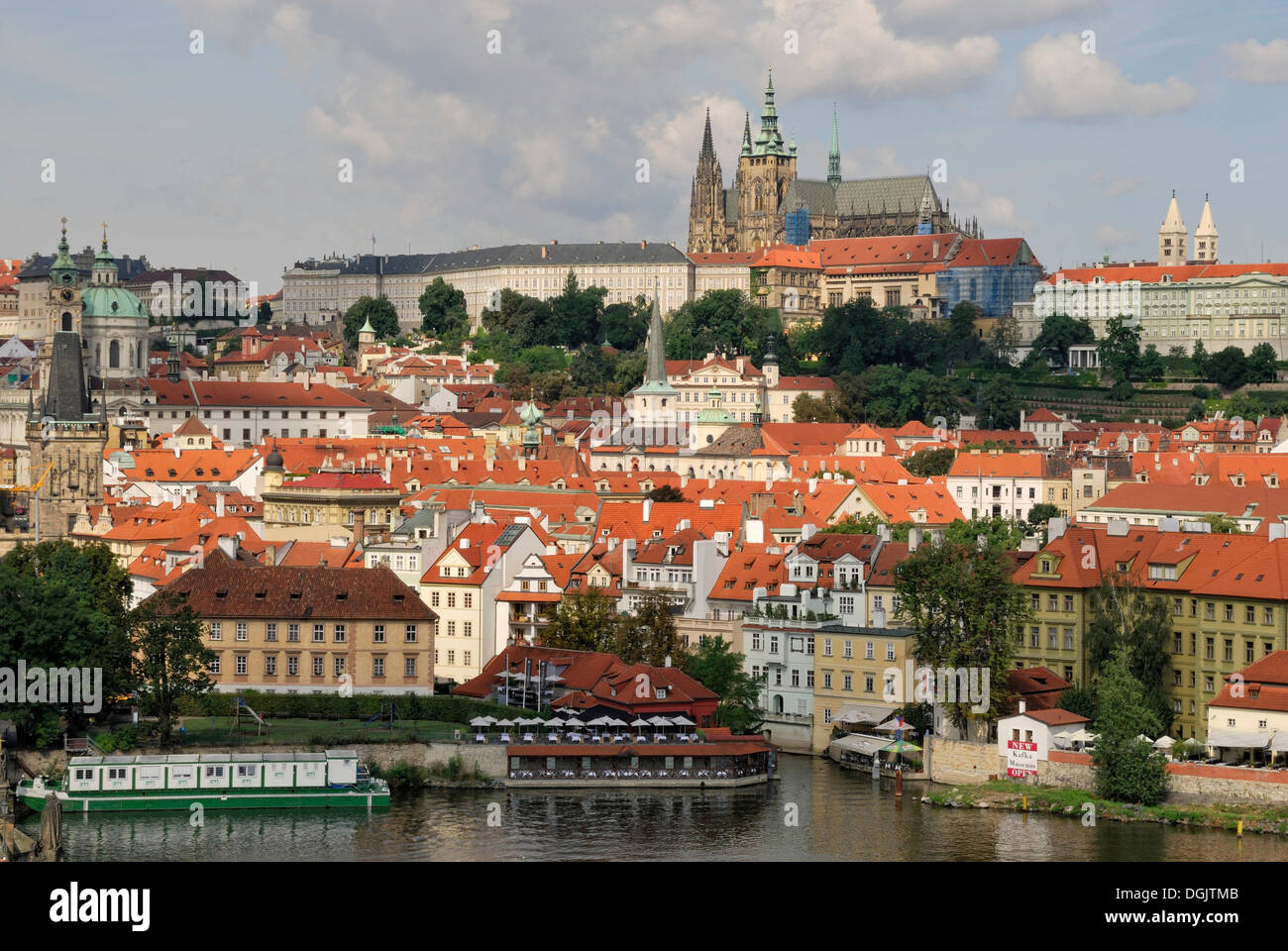 Vue de la Vieille Ville Tour du pont à travers la Rivière Vltava vers le château de Prague avec la cathédrale Saint-Guy de Prague, Banque D'Images