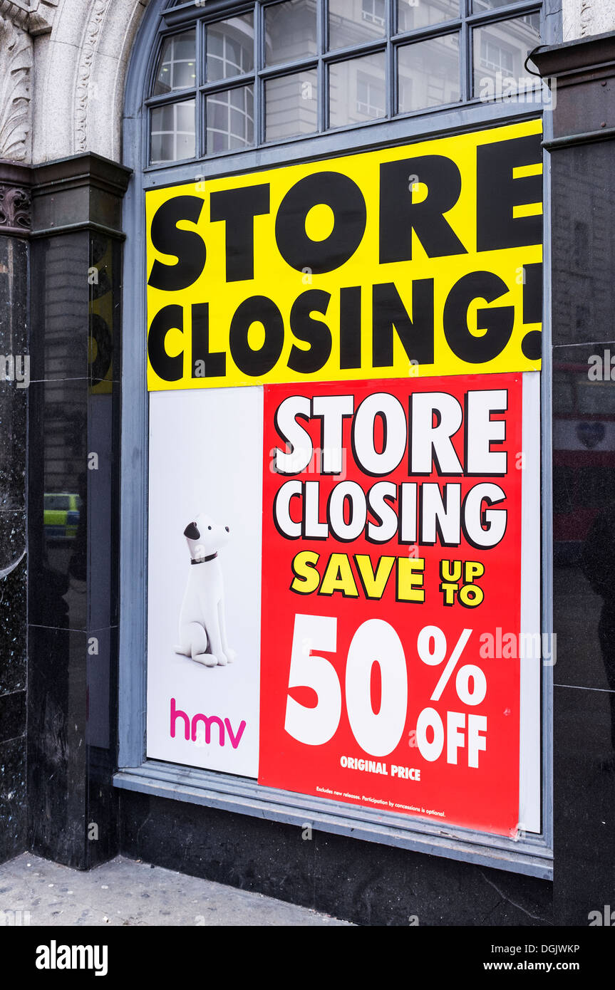 Un signe de fermeture de magasin dans la fenêtre d'un magasin HMV de Londres. Banque D'Images