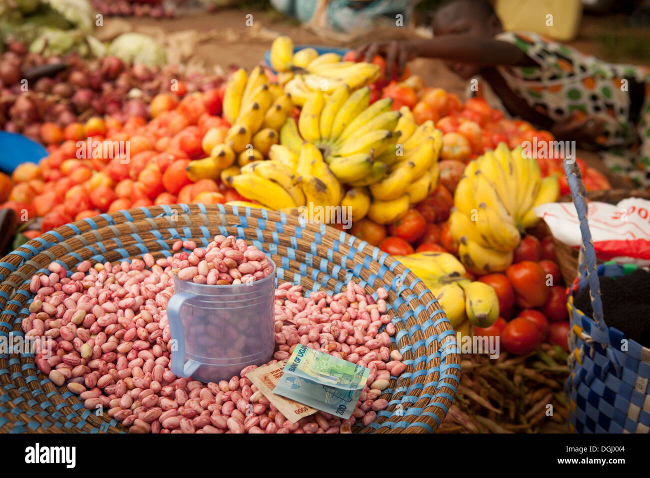 Marché de fruits avec shilling ougandais à Entebbe, Ouganda, Afrique de l'Est. Banque D'Images