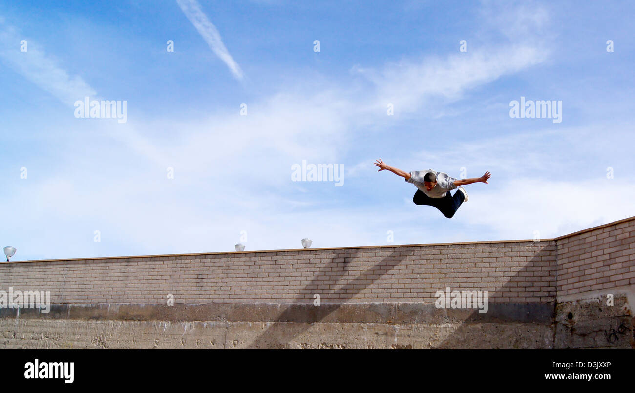 Un athlète parkour mi vol. Banque D'Images