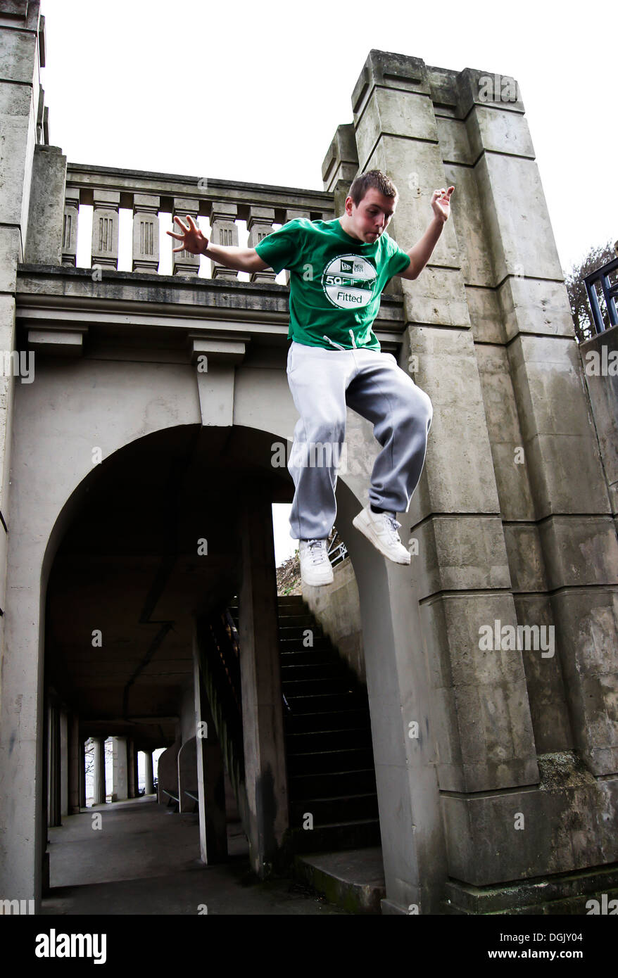 Un athlète parkour sautant d'une structure. Banque D'Images