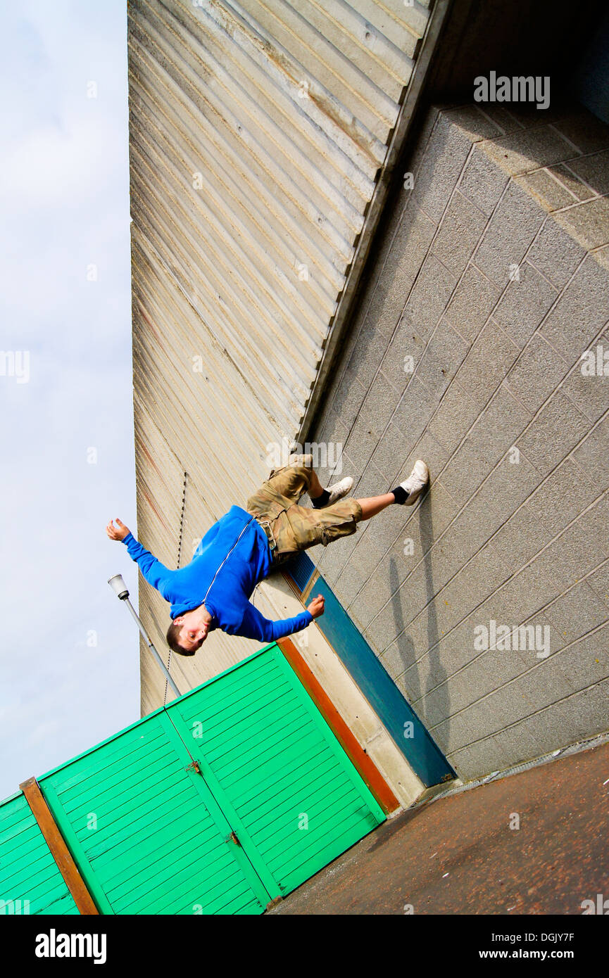 Un athlète parkour effectuant un wall run. Banque D'Images