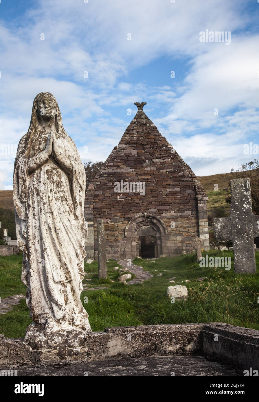 Statue de Madonna dans le cimetière Kilmalkedar church un site religieux sur la péninsule de Dingle Slea Head Drive Banque D'Images