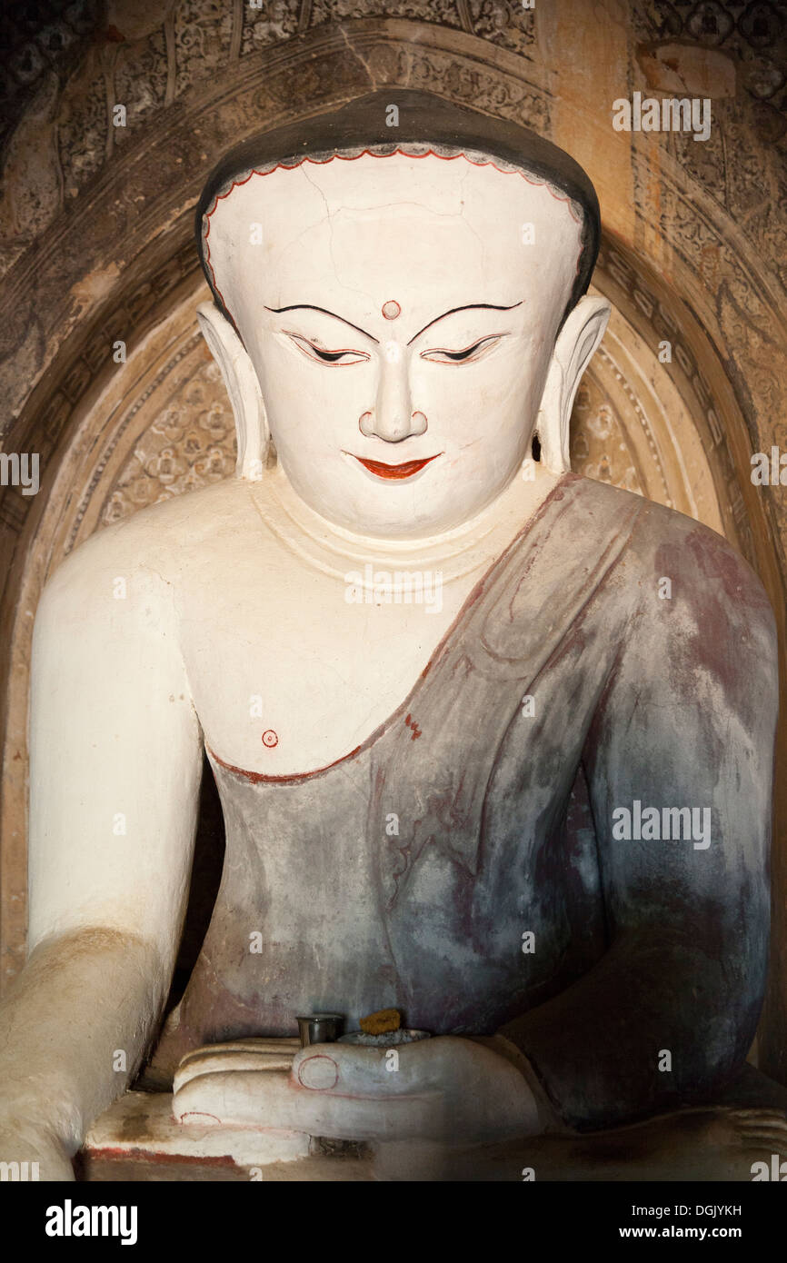 Une tête bulbeuse Bouddha dans le Temple Nanbaya à Bagan au Myanmar. Banque D'Images