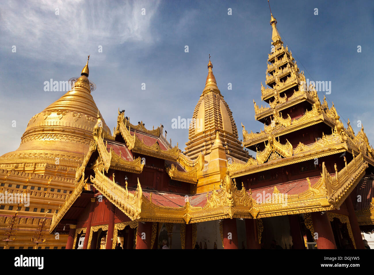 Les stupas de la Pagode Shwezigon à Bagan au Myanmar. Banque D'Images