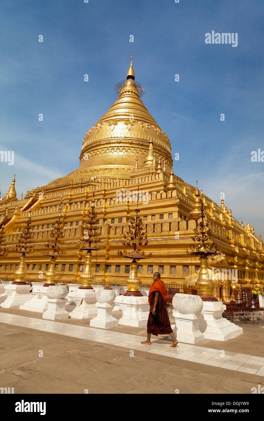 Le grand Stupa dans la Pagode Shwezigon à Bagan au Myanmar. Banque D'Images