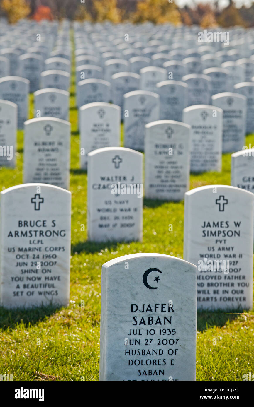 L’étoile et le croissant islamique symbole sur une pierre tombale au