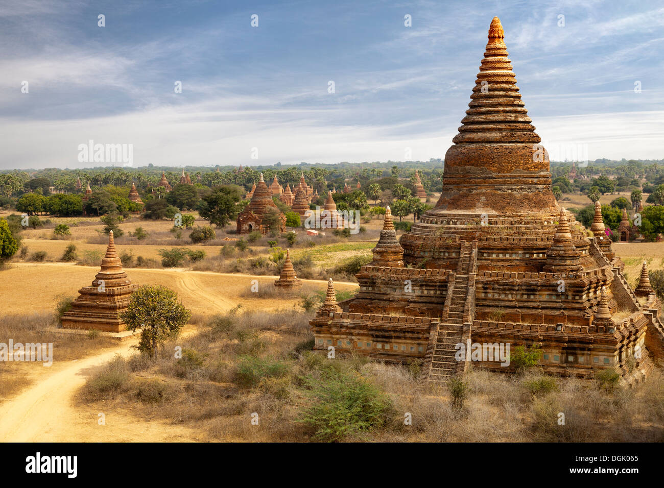 Les temples et pagodes de Bagan au Myanmar en début de matinée. Banque D'Images