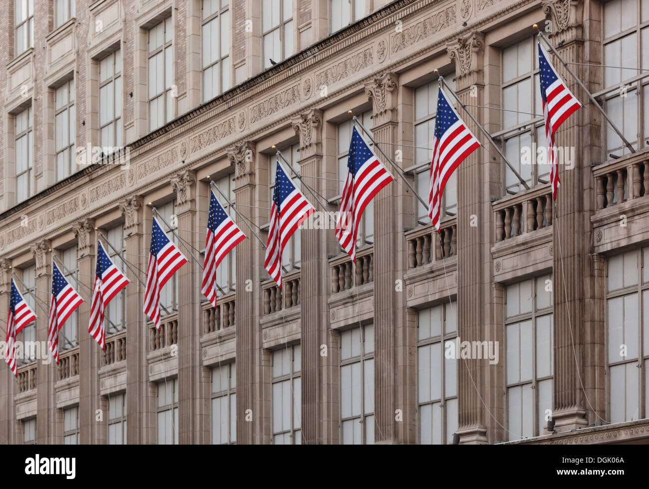 Des drapeaux américains sur le magasin Saks Fifth Avenue à New York, USA. Banque D'Images