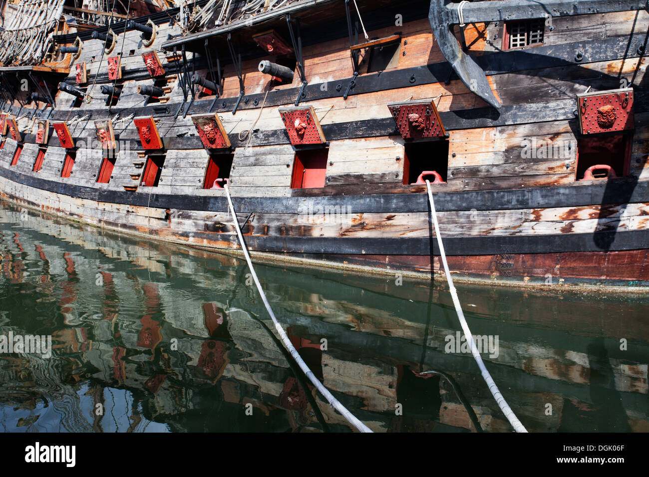 Baies d'armes à feu sur le galion Neptune dans le Vieux Port Gênes Ligurie Italie Banque D'Images