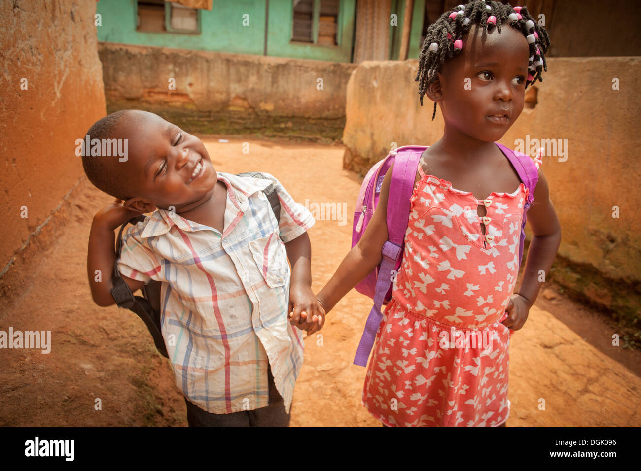 Les enfants de l'école dans un bidonville à Entebbe, Ouganda, Afrique de l'Est. Banque D'Images