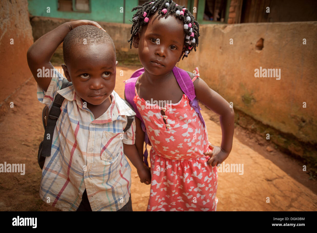 Les enfants de l'école dans un bidonville à Entebbe, Ouganda, Afrique de l'Est. Banque D'Images