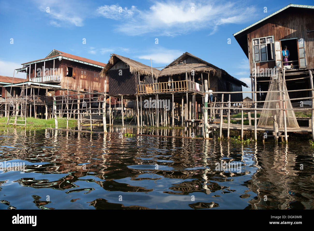Un village avec des maisons sur pilotis sur le lac Inle au Myanmar. Banque D'Images