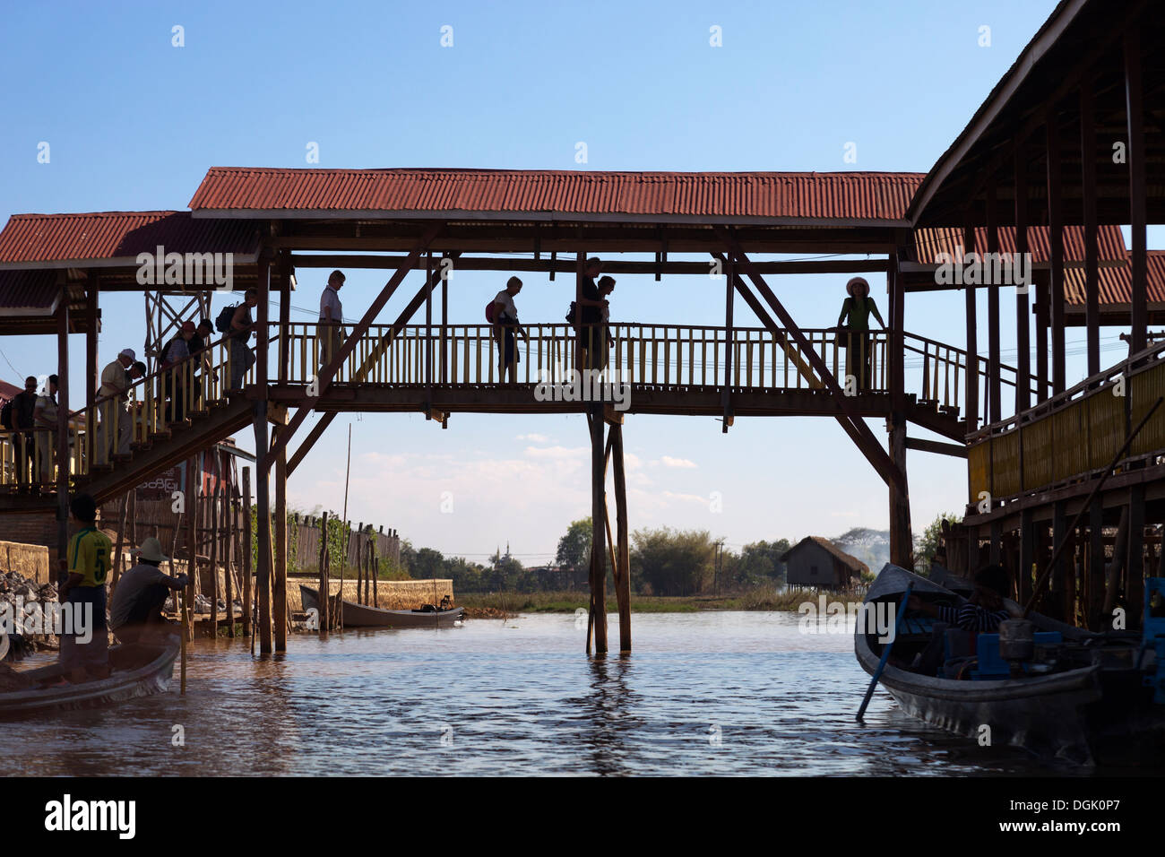 Un pont menant à un village de tissage sur le lac Inle au Myanmar. Banque D'Images