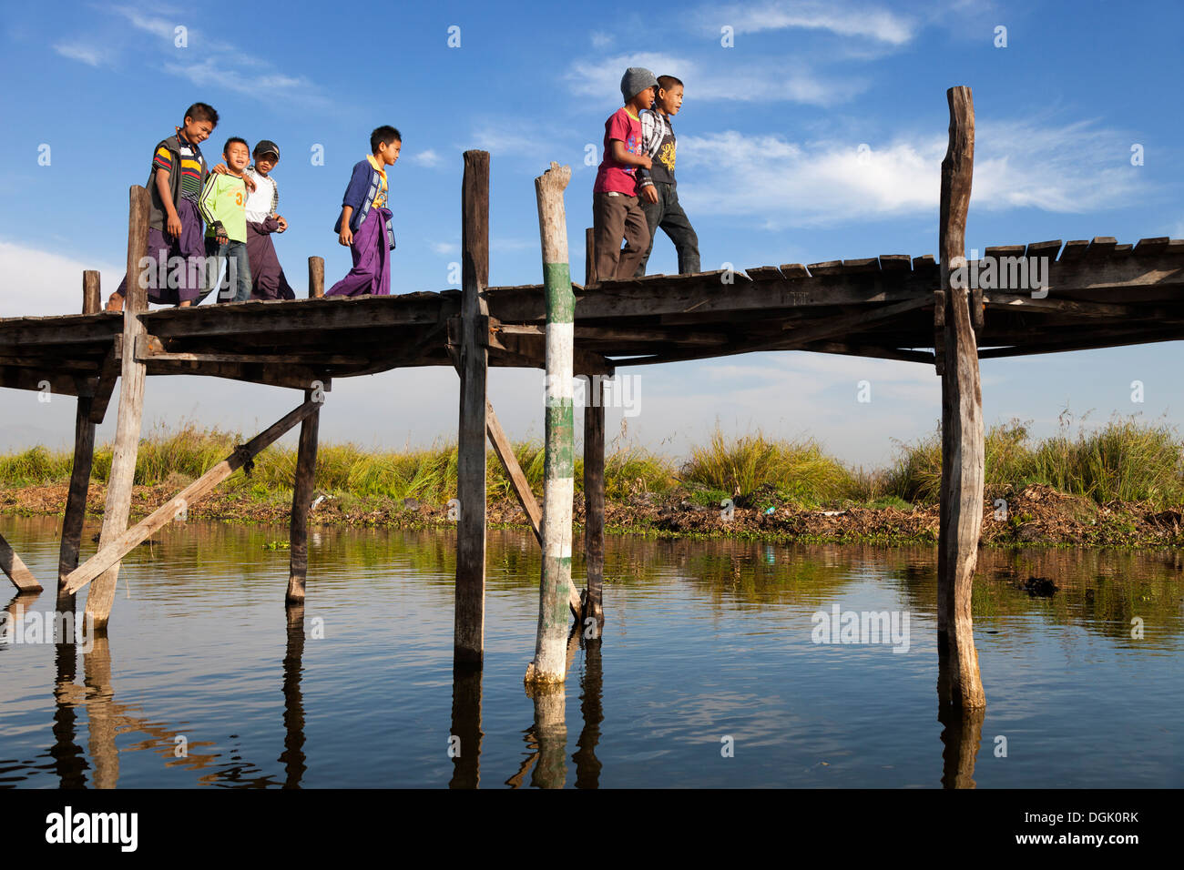 Les enfants sur une jetée par le lac Inle au Myanmar. Banque D'Images