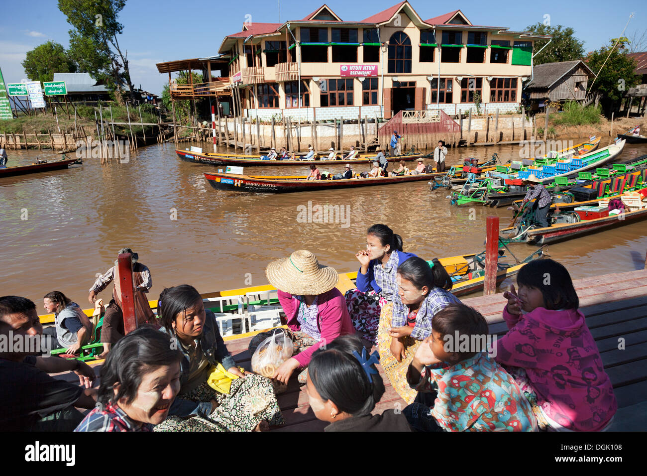 Un restaurant, discutant les femmes et les bateaux de plaisance par le lac Inle au Myanmar. Banque D'Images