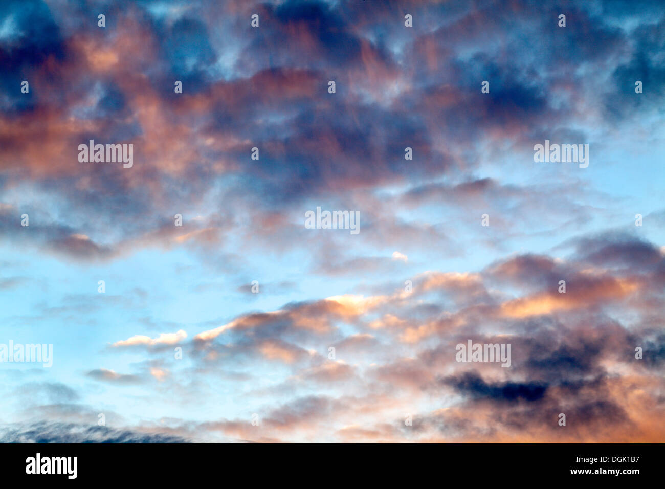 Les nuages gris dans le ciel du matin à St Andrews Fife Ecosse Banque D'Images