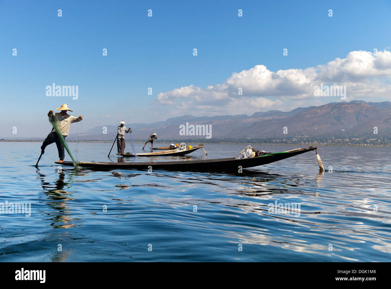 Trois bateaux de pêche à une ligne sur le lac Inle au Myanmar. Banque D'Images