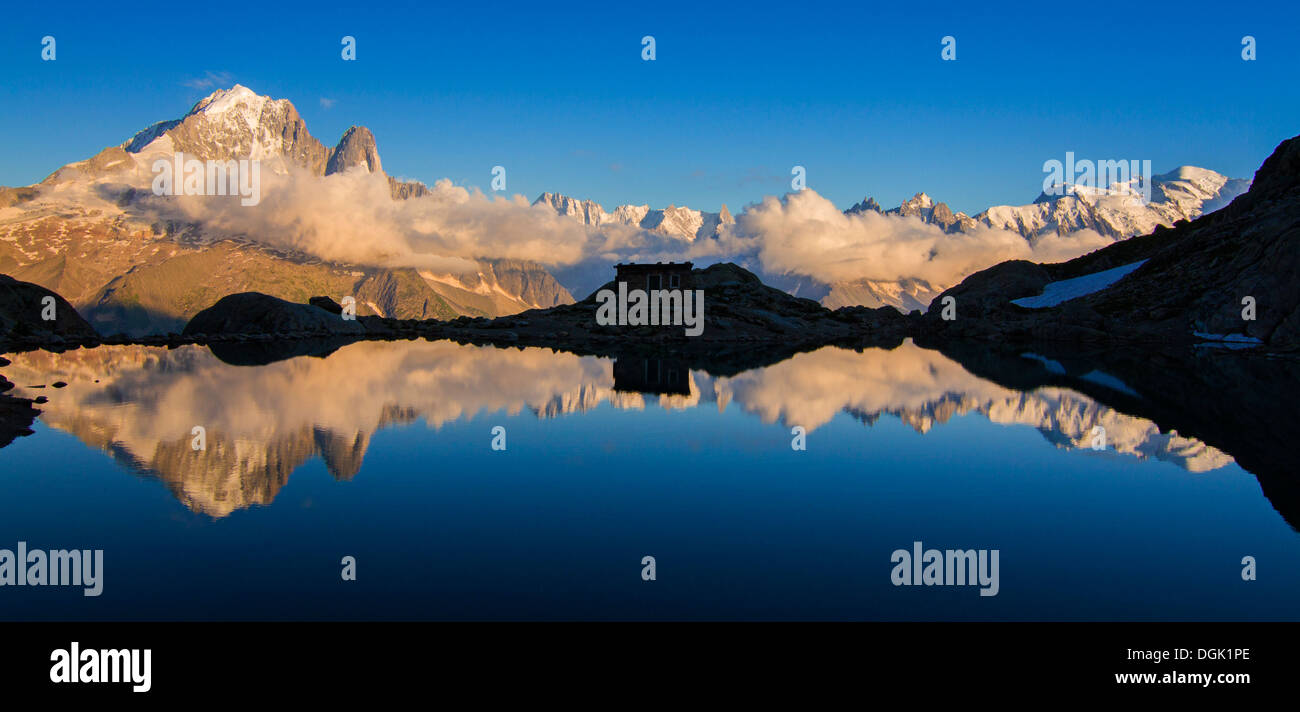 Panorama spectaculaire - paysage alpin au Mont Blanc-France avec reflet du lac Blanc au crépuscule. Banque D'Images