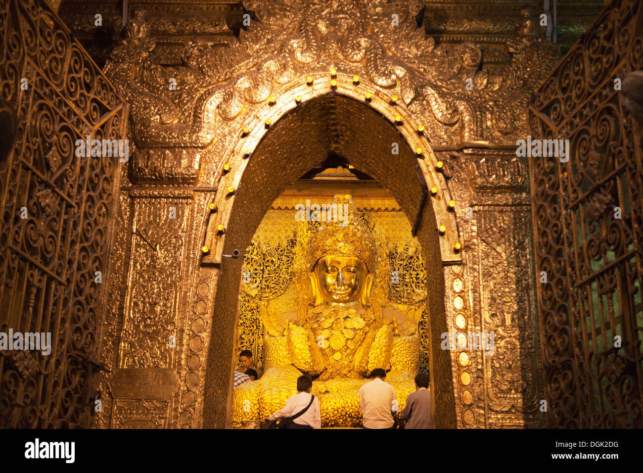 Le célèbre Bouddha incrusté de feuilles d'or dans la Pagode Mahamuni à Mandalay, au Myanmar. Banque D'Images