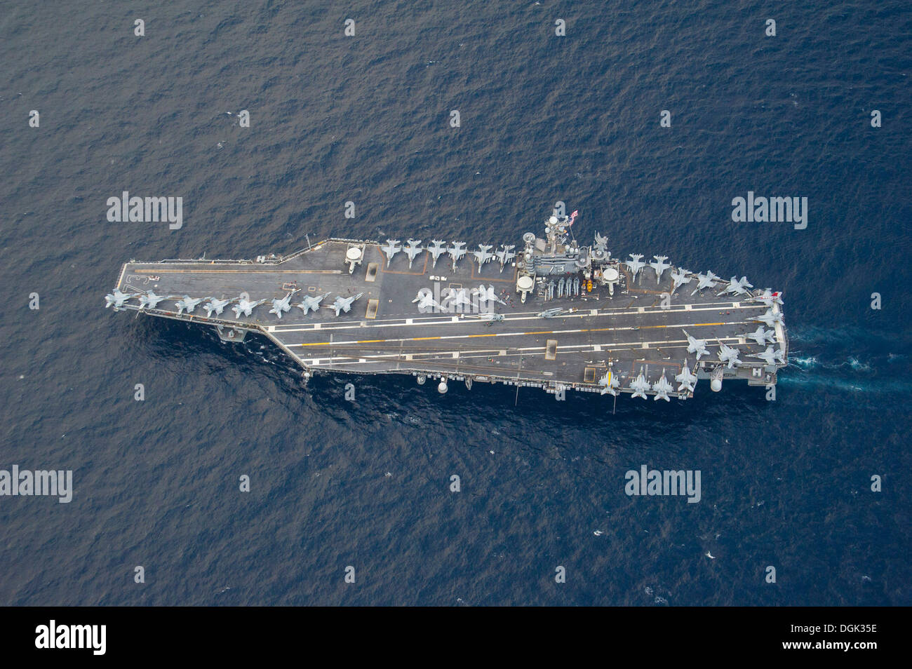 Porte-avions USS George Washington (CVN 73) patrouille les eaux situées à l'ouest de la péninsule coréenne. George Washington et son aile, l'air carrier Air Wing 5 (CVW), fournir une force prête au combat qui protège et défend la convention collective je maritime Banque D'Images