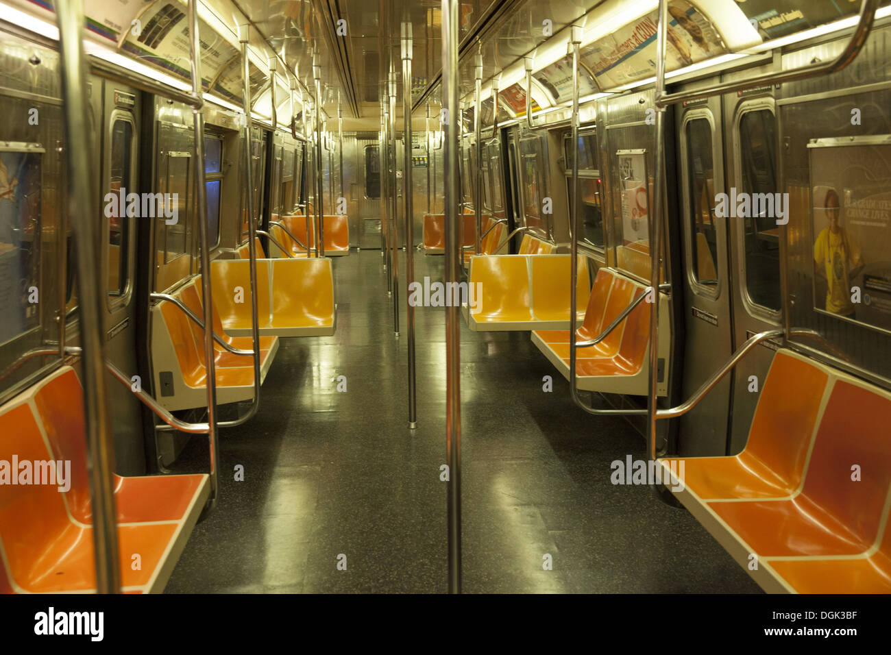 Voiture de métro vide sur le train F dans Brooklyn, New York. Banque D'Images