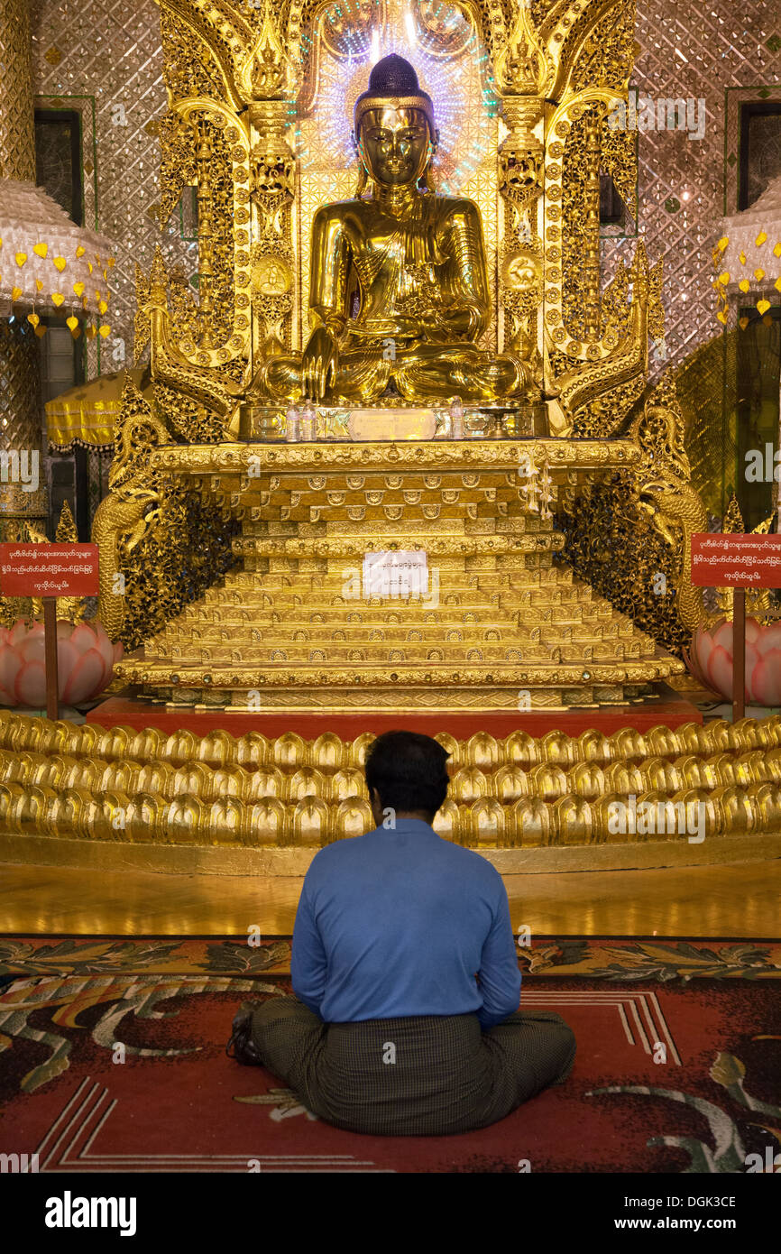 Un homme qui prie à Bouddha doré à la Pagode Botataung à Yangon au Myanmar. Banque D'Images