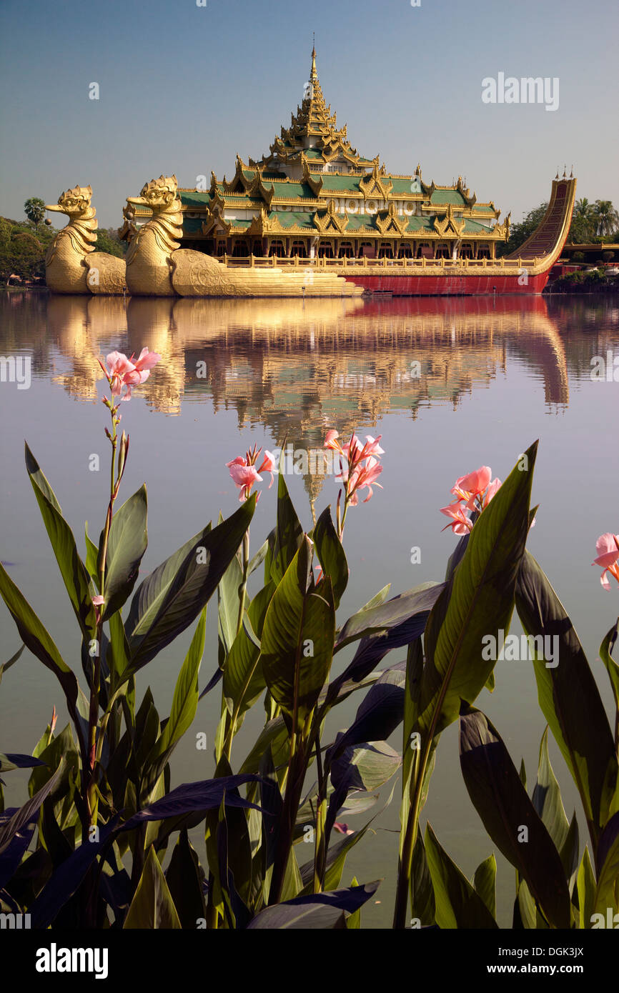 La Barge Royale Karaweik sur la rive est du Lac Kandawgyi à Yangon au Myanmar. Banque D'Images