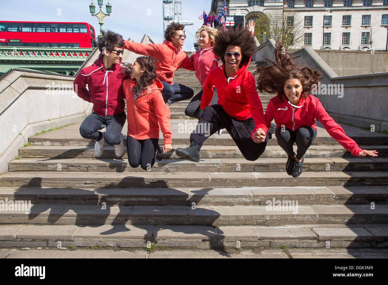 Petit groupe de danseurs mi air sur city Banque D'Images