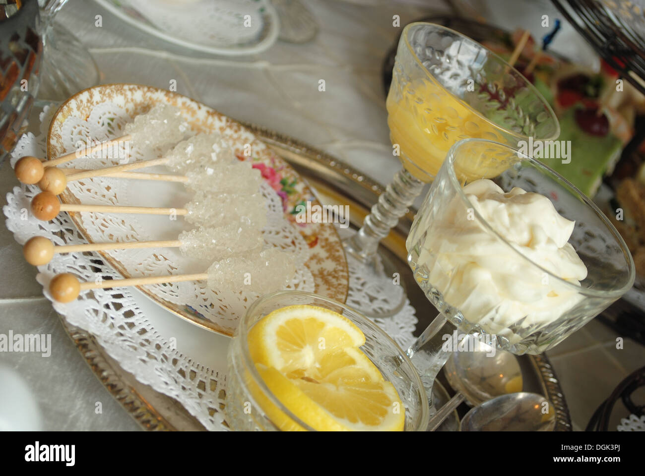Rock candy avec crème anglaise Banque D'Images