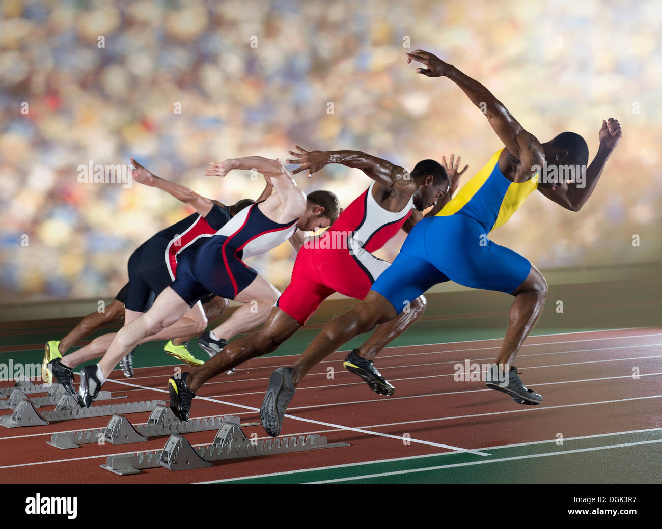 Quatre athlètes à partir d'une course de sprint Banque D'Images
